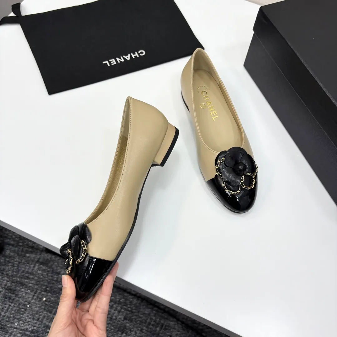 👟👟Ex-factory price 580👟👟 CHANEL｜Chanel Chanel 25C early spring new product Camellia series flat shoes This season’s Camellia series is really beautiful😍 Grandma Xiang’s family has always been elegant and ladylike, full of high-end sense! It’s very nice on the feet~ Whether worn barefoot or paired with skirts or trousers, it’s very versatile! Incomparably beautiful! Extraordinarily fairy 🧚 Overwhelmingly girly‼ ️ The upper is made of imported lambskin, the lining is made of mixed sheepskin, and the Italian A-grade leather outsole Size: 35-39 (40/41 customized)